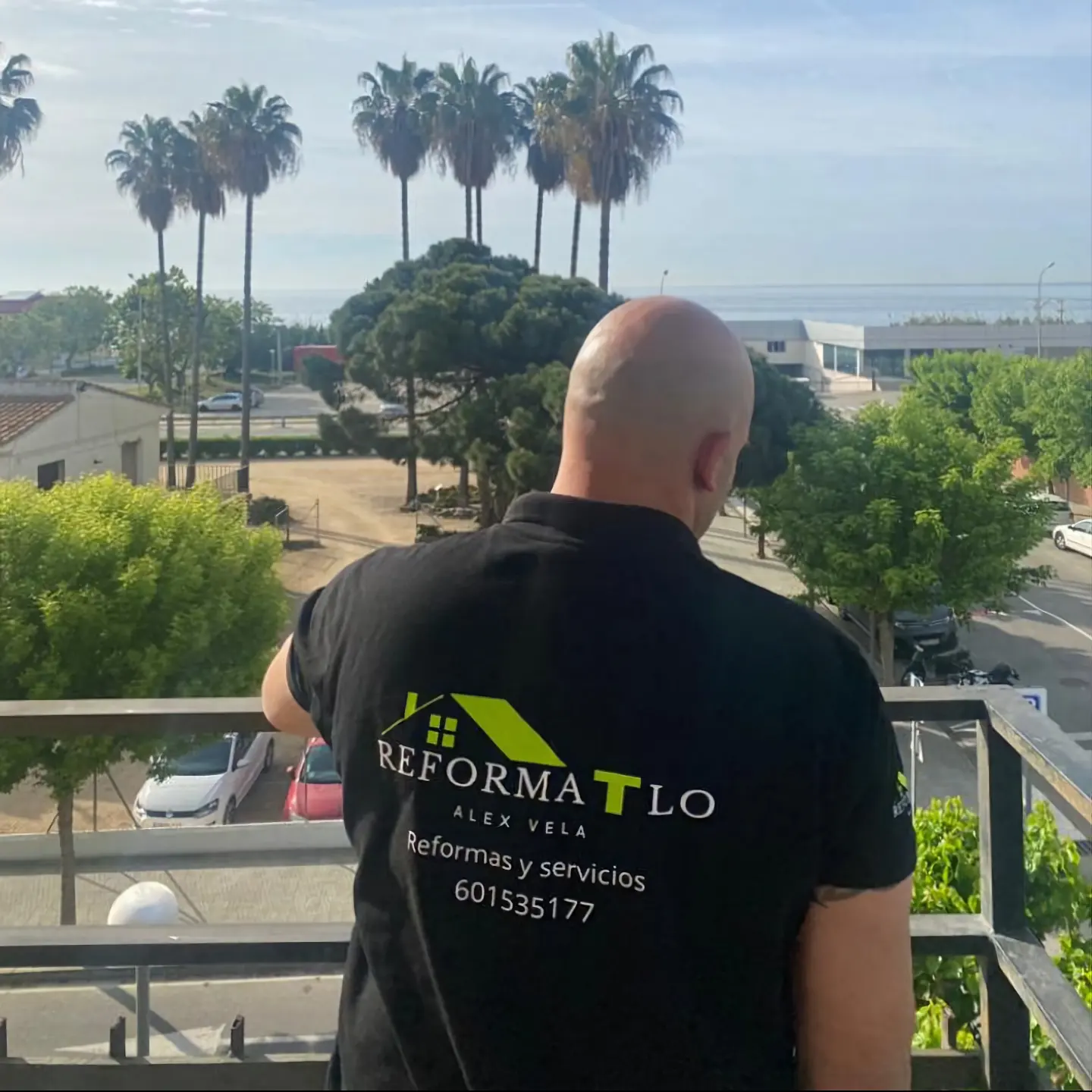 Trabajador de Reformatelo con la camiseta de la empresa, en una obra con vistas